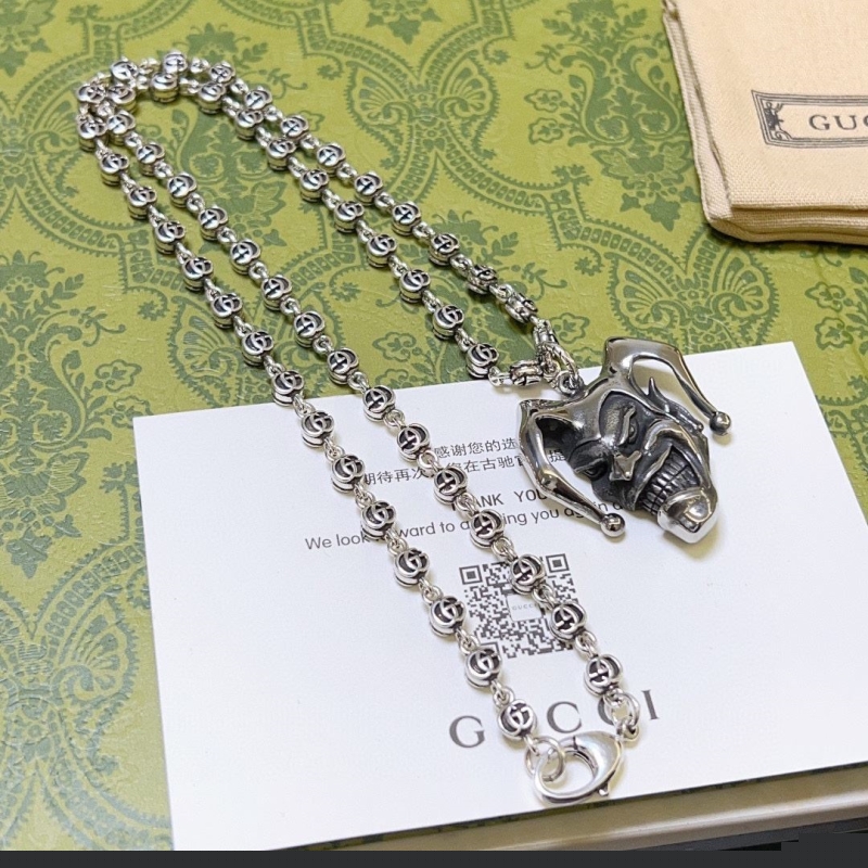 G*u*i necklaces